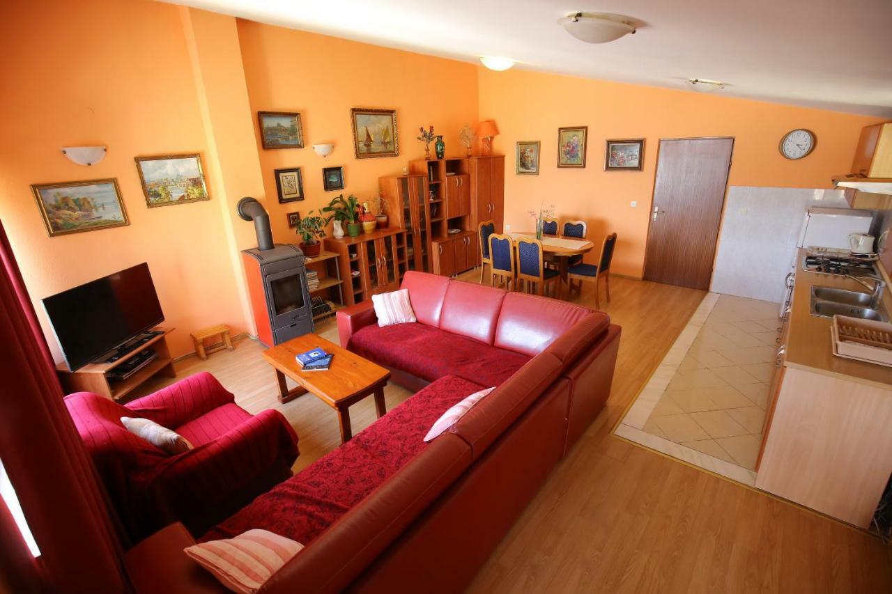 Apartment And Rooms Roko Zaglav Bagian luar foto