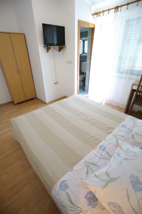 Apartment And Rooms Roko Zaglav Bagian luar foto