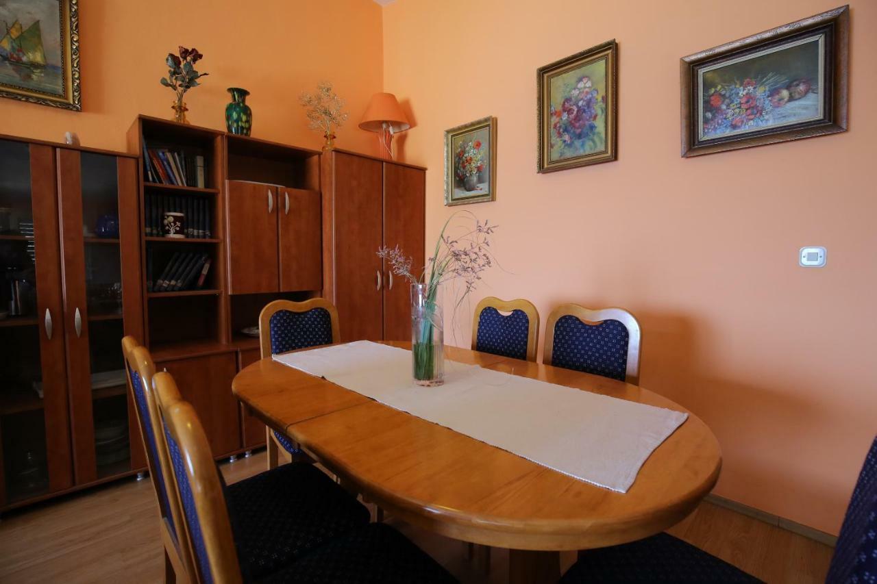 Apartment And Rooms Roko Zaglav Bagian luar foto