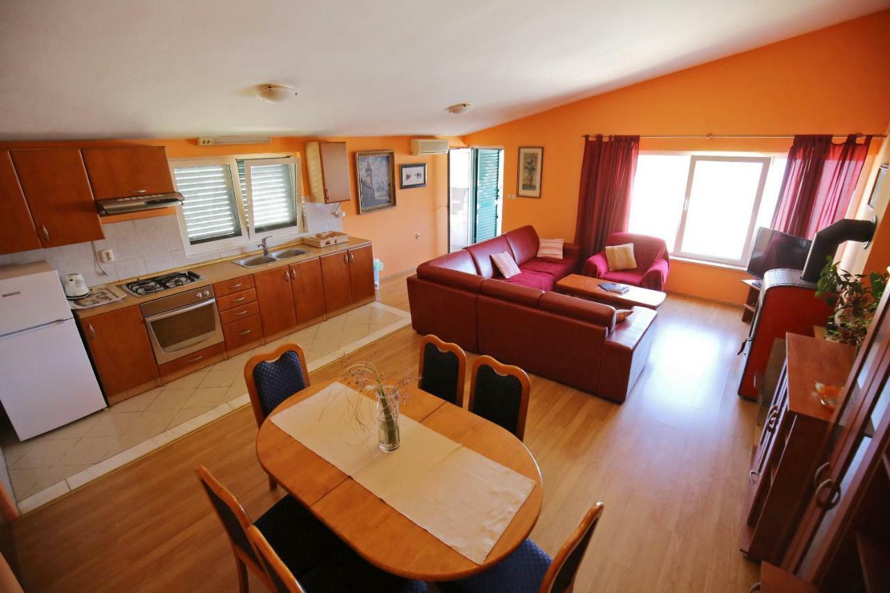 Apartment And Rooms Roko Zaglav Bagian luar foto