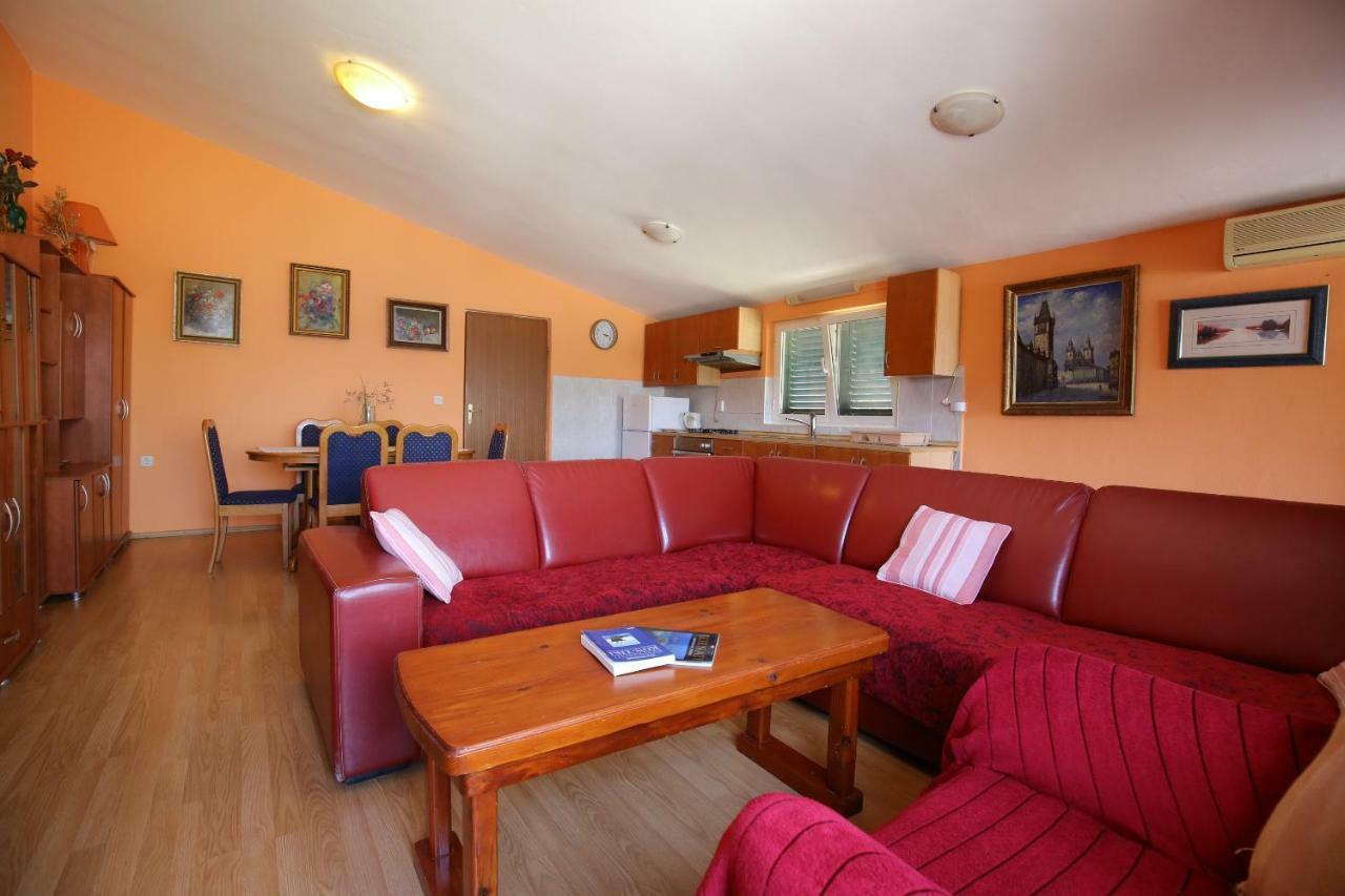 Apartment And Rooms Roko Zaglav Bagian luar foto