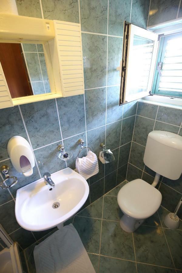 Apartment And Rooms Roko Zaglav Bagian luar foto
