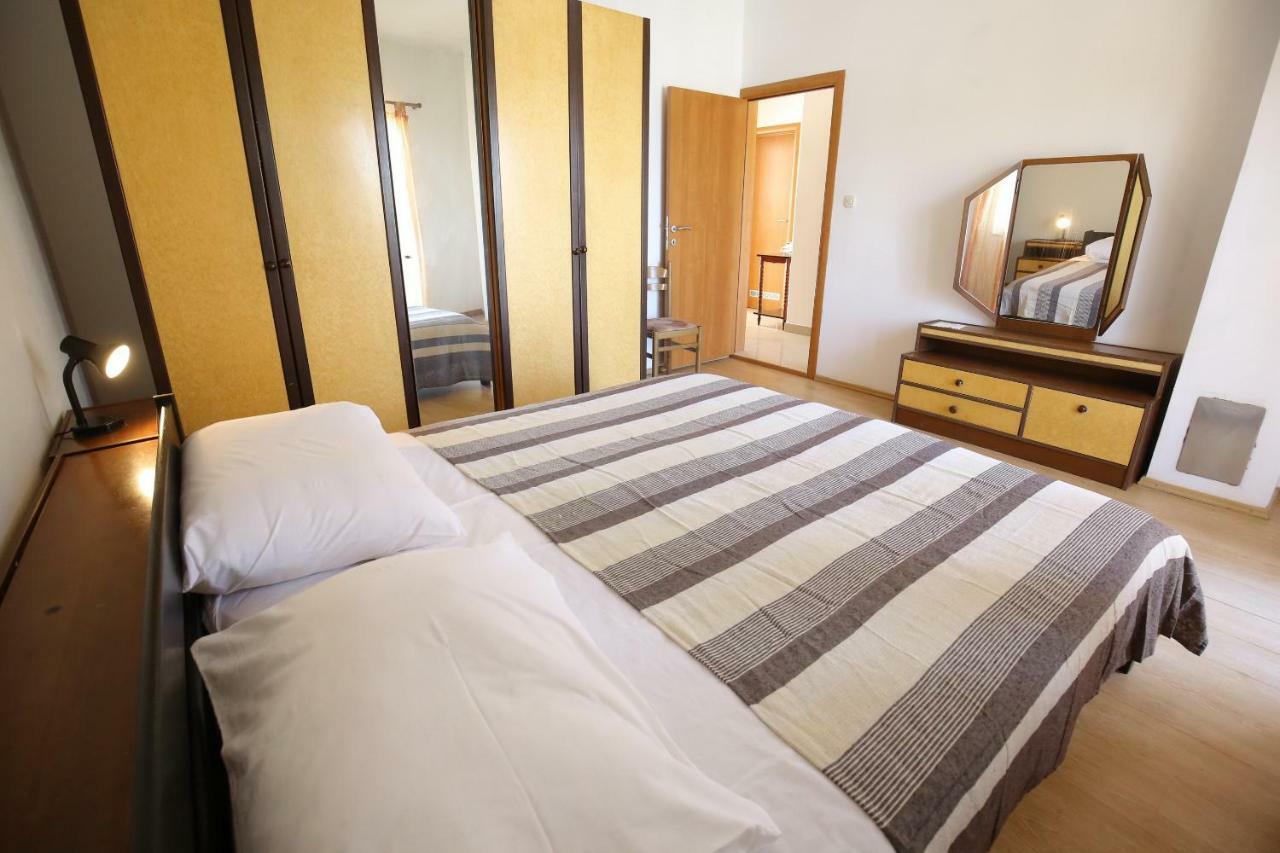 Apartment And Rooms Roko Zaglav Bagian luar foto