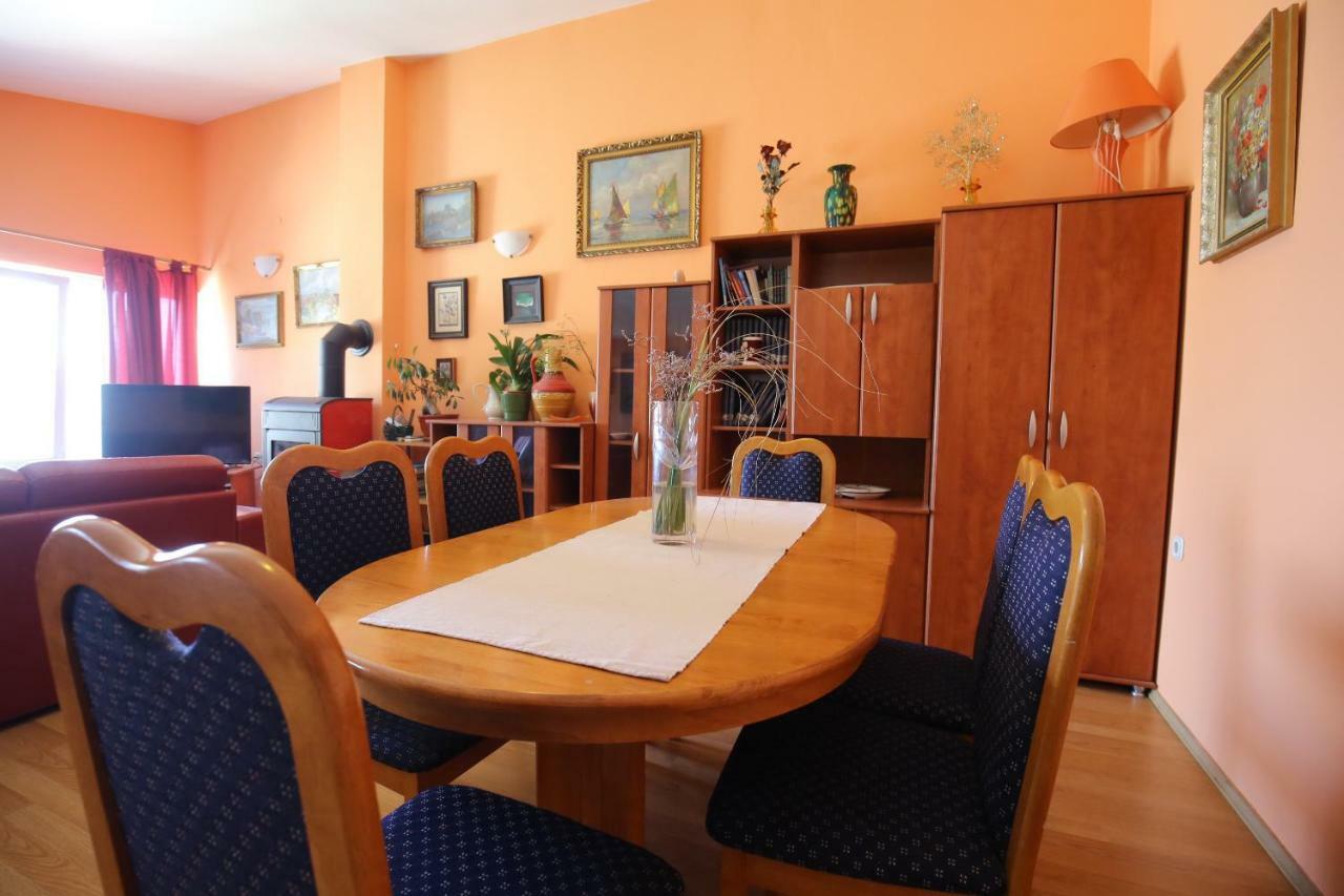 Apartment And Rooms Roko Zaglav Bagian luar foto