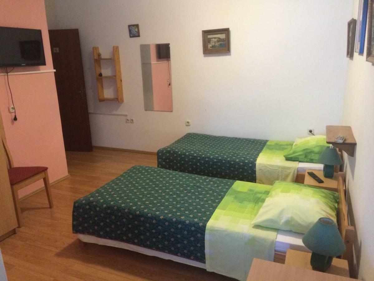 Apartment And Rooms Roko Zaglav Bagian luar foto