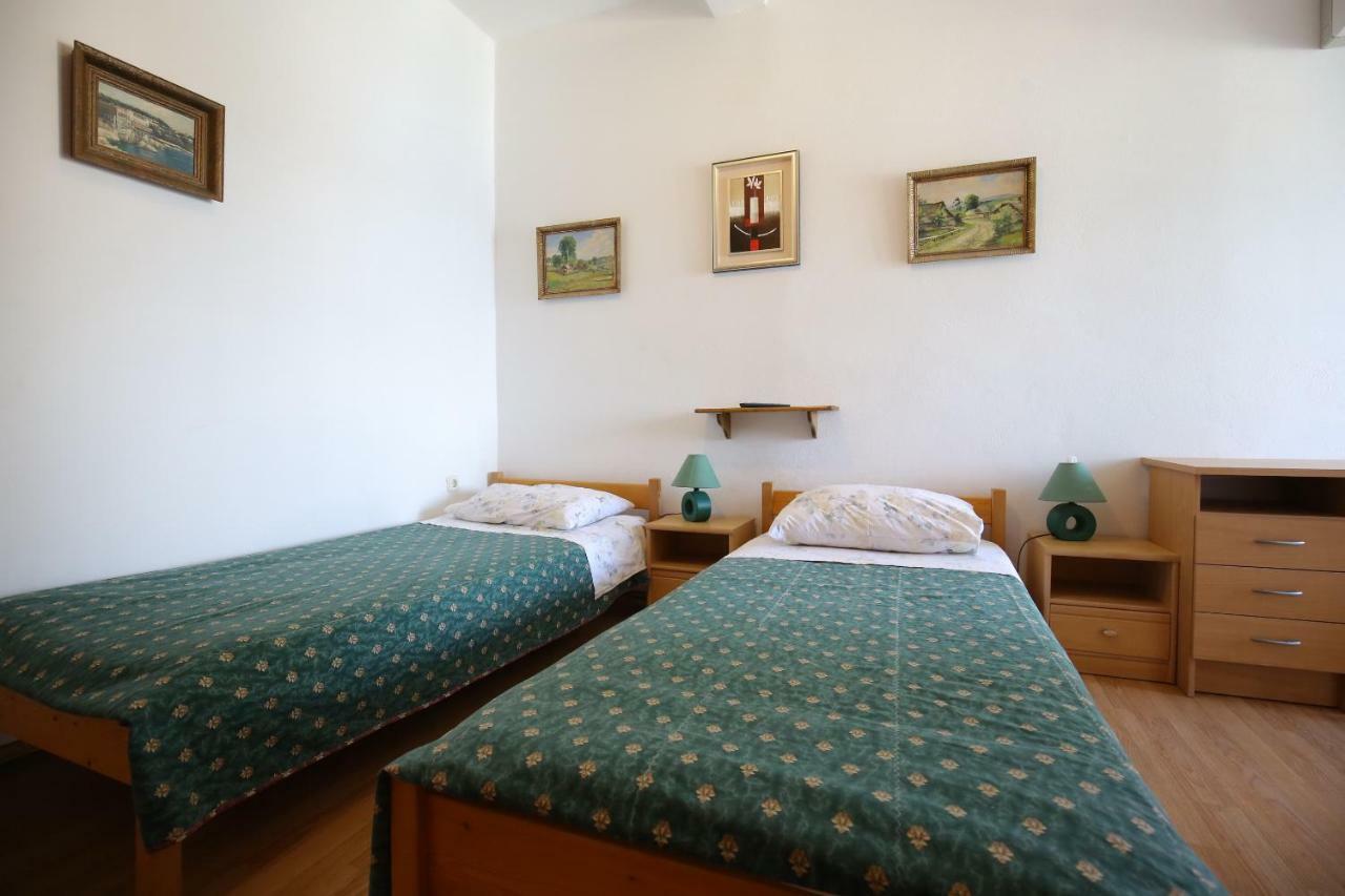 Apartment And Rooms Roko Zaglav Bagian luar foto
