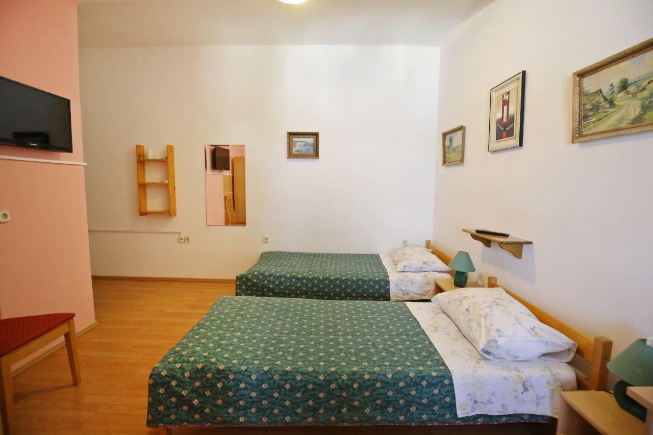 Apartment And Rooms Roko Zaglav Bagian luar foto