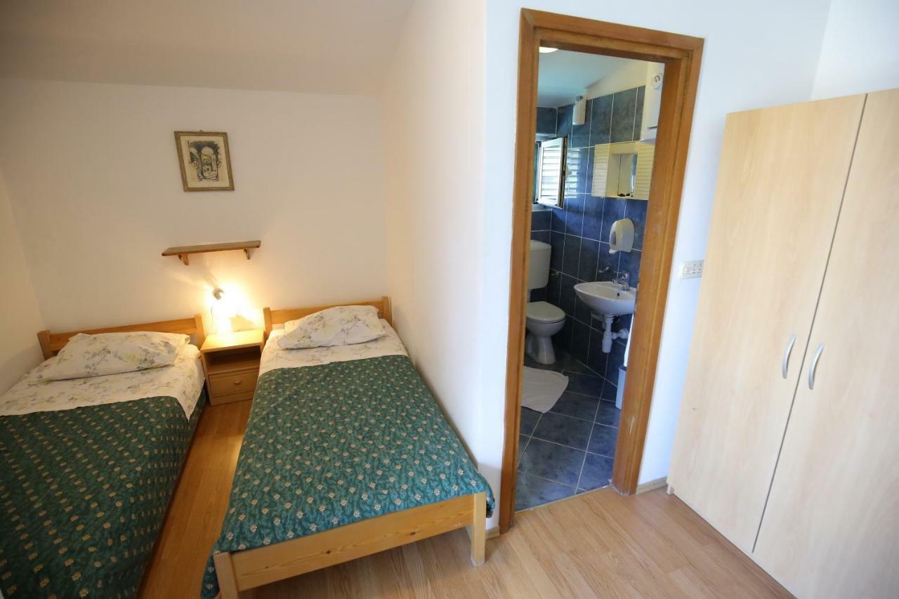 Apartment And Rooms Roko Zaglav Bagian luar foto