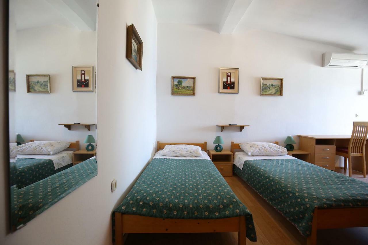 Apartment And Rooms Roko Zaglav Bagian luar foto